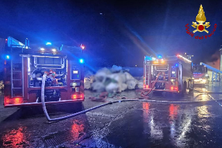 Pesaro - Incendio in un’azienda di rottami: vigili del fuoco al lavoro per domare le fiamme